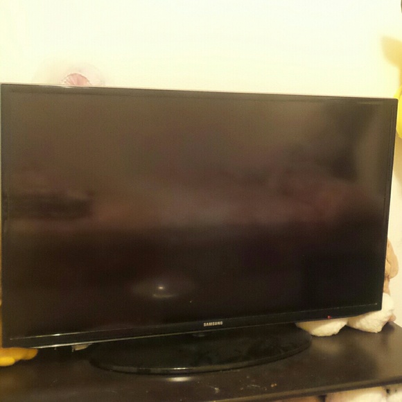 Samsung 40-inch tv barely used - Picture 1 of 2
